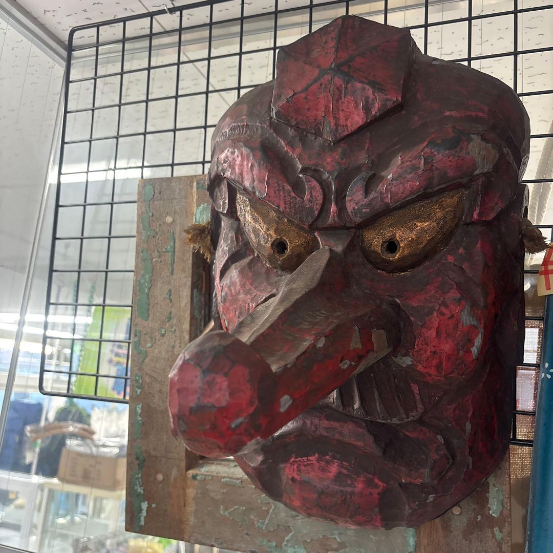 伝統的な彫刻面 赤黒