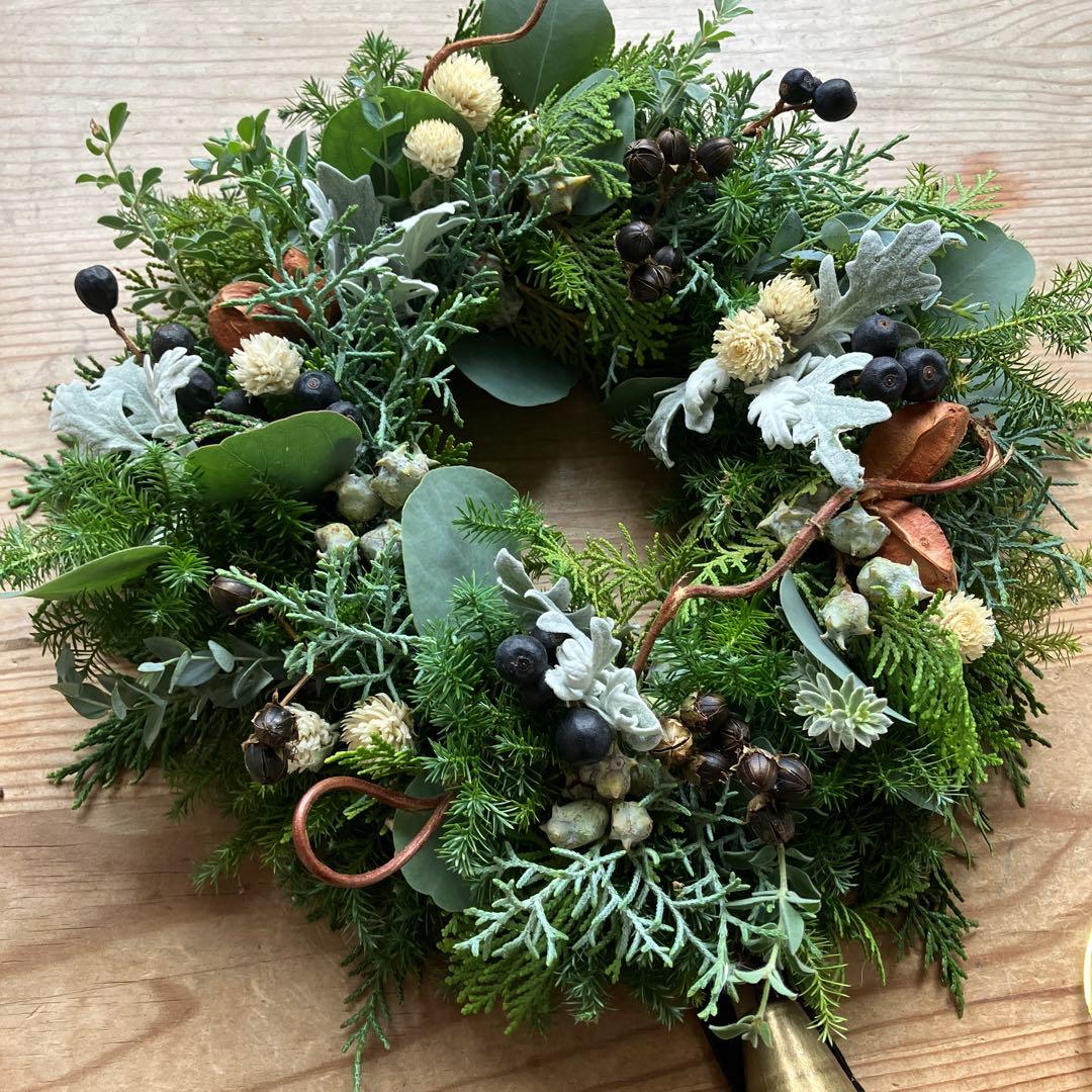 グリーンホワイトのクリスマスリース　シャリンバイ　ブルーアイス