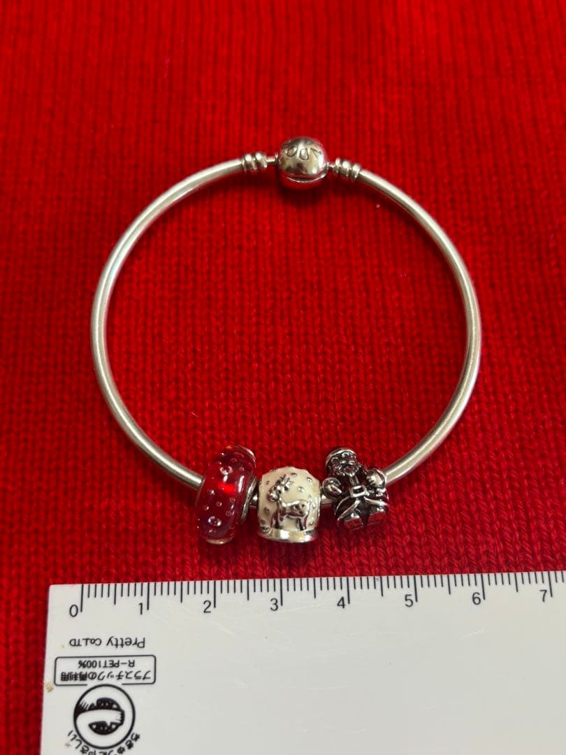 大幅値下げ！パンドラのクリスマスチャームブレスレット