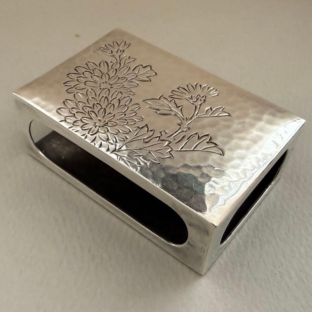 アンティーク銀器純銀マッチ入れ　鎚目に菊模様の彫り