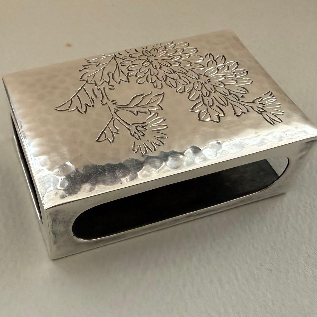 アンティーク銀器純銀マッチ入れ　鎚目に菊模様の彫り