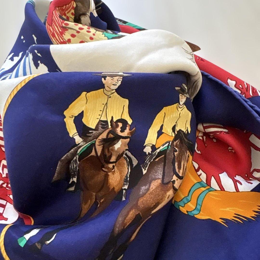 エルメスのシルクのスカーフです。 馬と騎手デザインです。