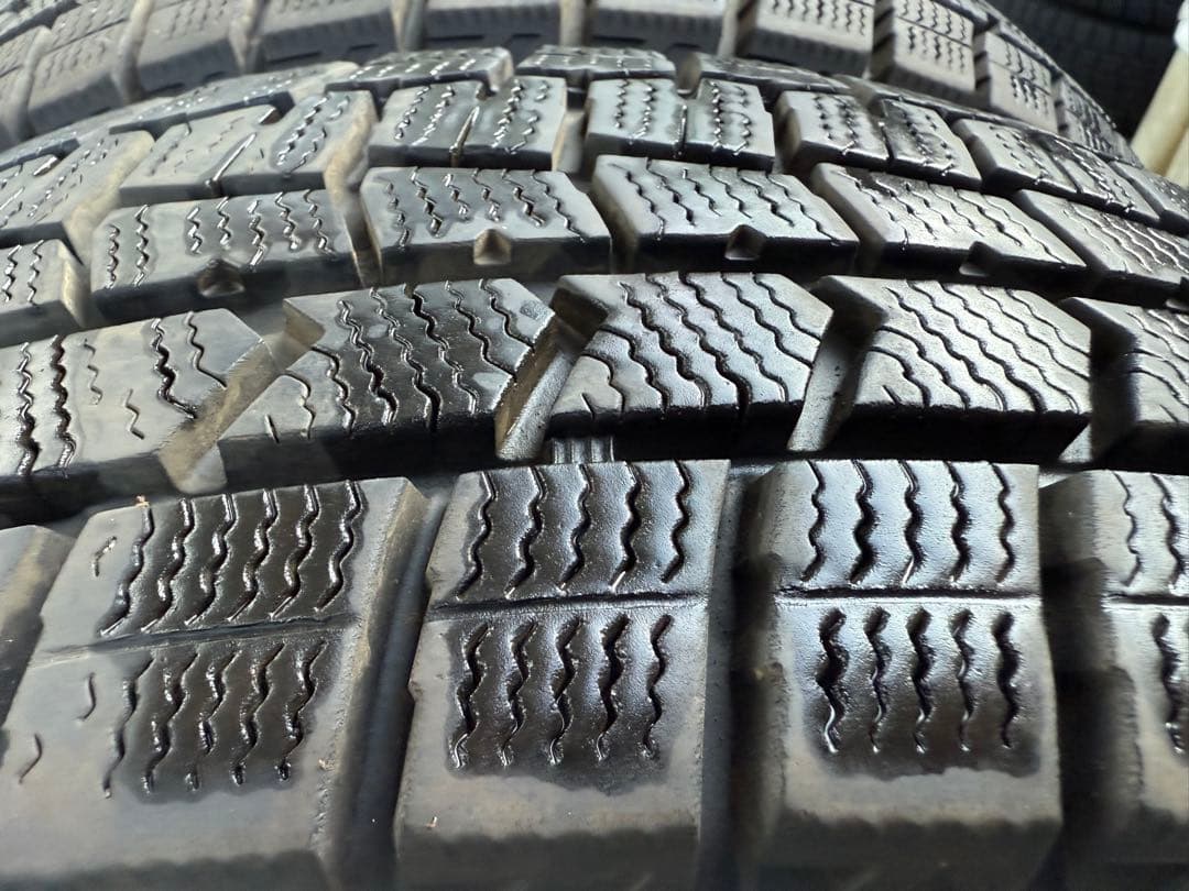 ダンロップスタッドレス175／65R15 84Q深溝