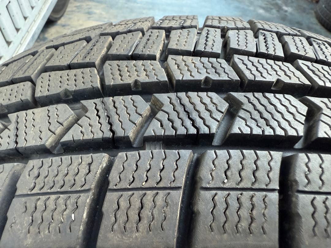ダンロップスタッドレス175／65R15 84Q深溝