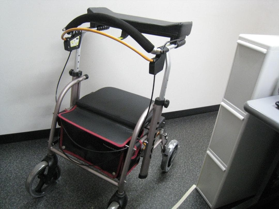 【送料無料】ナブテスコ 前腕支持型歩行車 REHAMO コンパル抑速ブレーキ