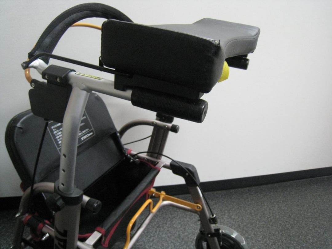 【送料無料】ナブテスコ 前腕支持型歩行車 REHAMO コンパル抑速ブレーキ