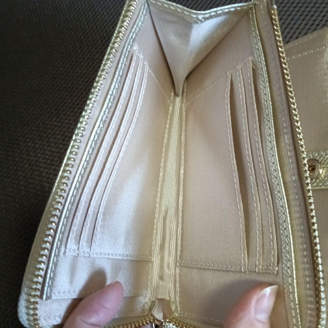 ディノスの牛革ミドルウォレット シャンパンゴールド
