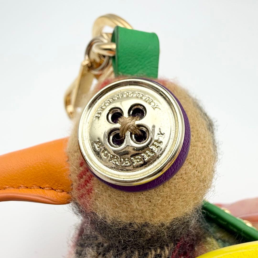 超希少/美品✨バーバリー レインボー ダック チャーム ノバチェック ゴールド