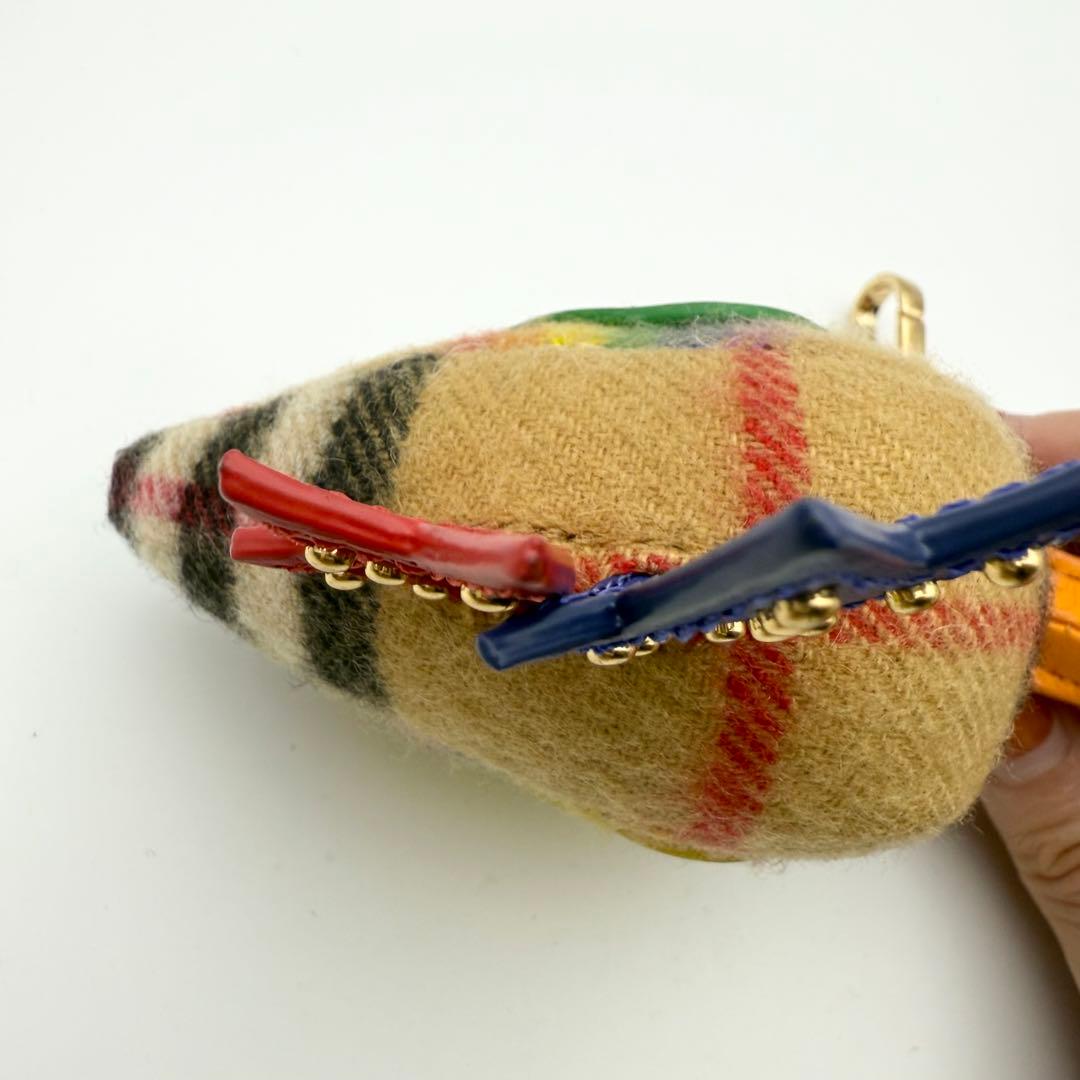 超希少/美品✨バーバリー レインボー ダック チャーム ノバチェック ゴールド