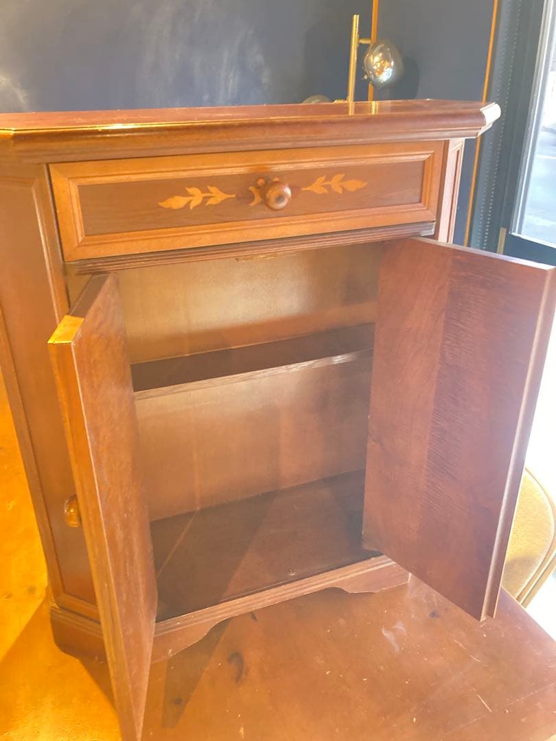 フラワーインレイ木製キャビネット