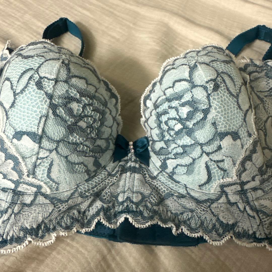 新品未使用　ラヴィエール　ヴェールブルー　D65 四段ホック美姿勢特許ブラジャー