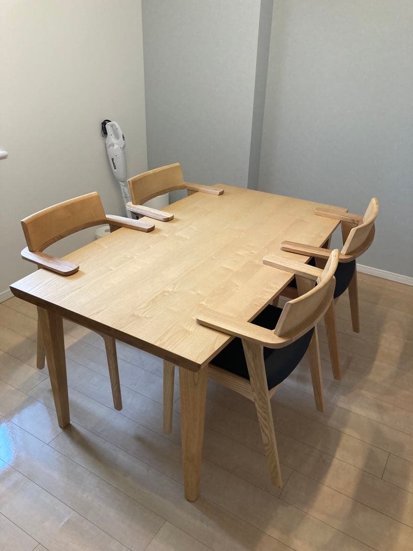 ダイニングテーブルセット　4人掛け