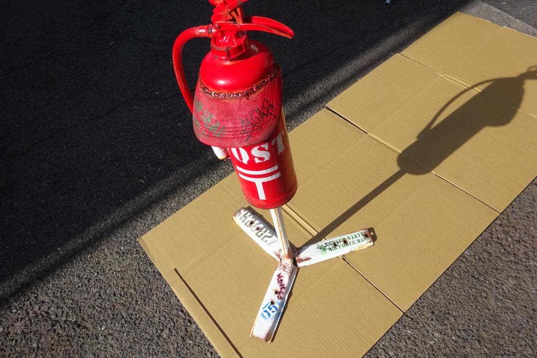 バンク オブジェ/飾り/アクセサリー 本物の消火器 落書き 郵便局ポスト