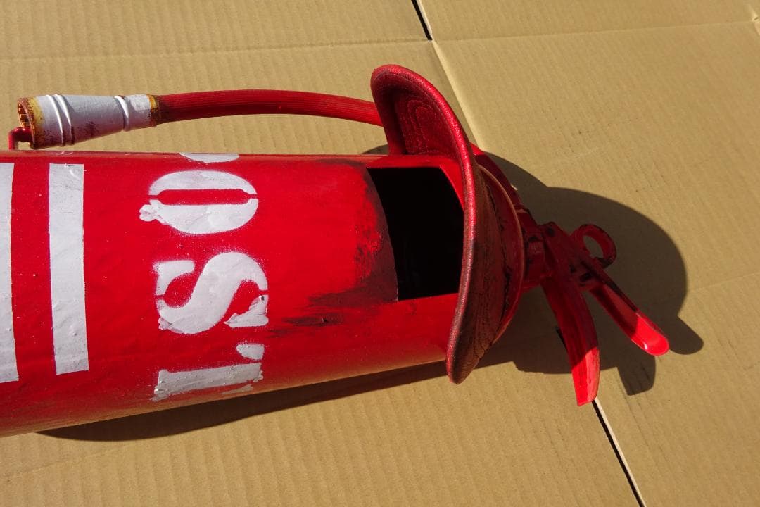 バンク オブジェ/飾り/アクセサリー 本物の消火器 落書き 郵便局ポスト