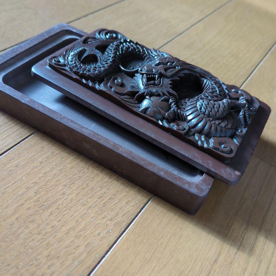 ドラゴン彫刻の石製硯箱