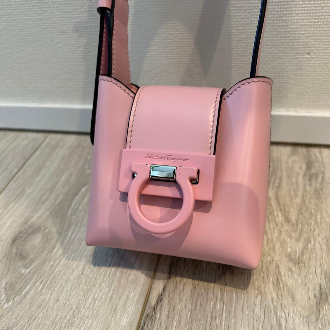 フェラガモ　ピンク ミニバッグ リング付き留め具