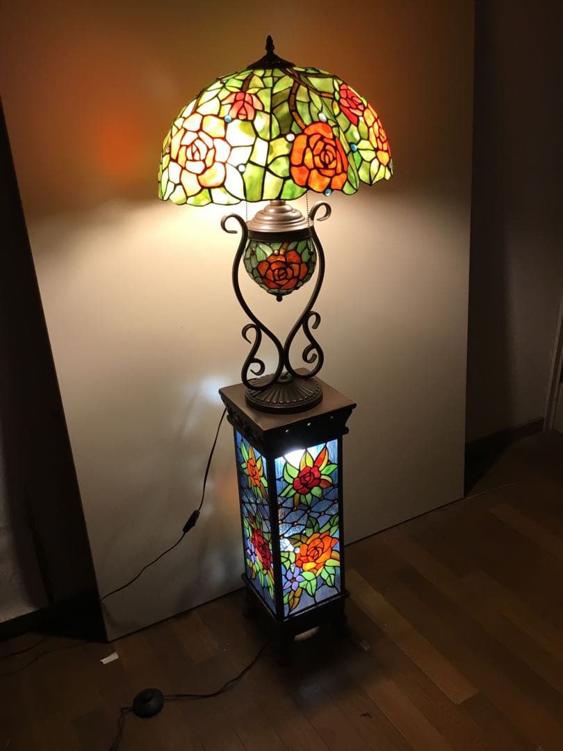 大輪のバラ咲くステンドグラスのアンティークな光柱　ポーチや通路に置くのに最適