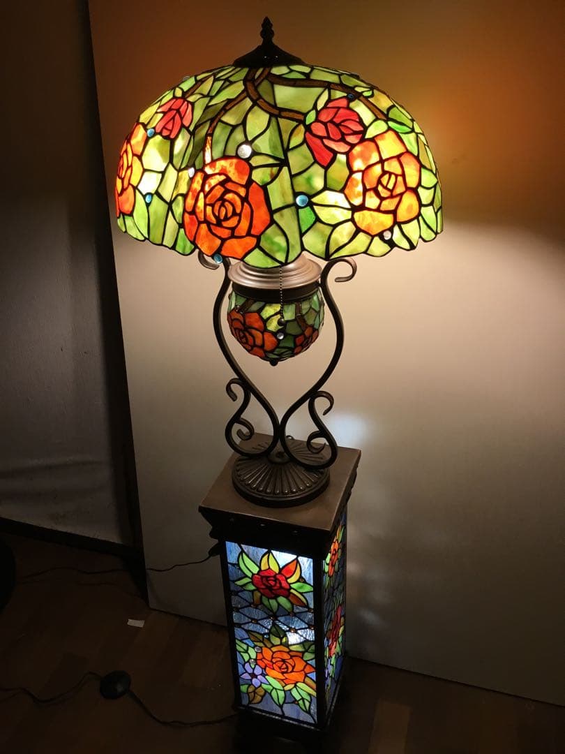 大輪のバラ咲くステンドグラスのアンティークな光柱　ポーチや通路に置くのに最適