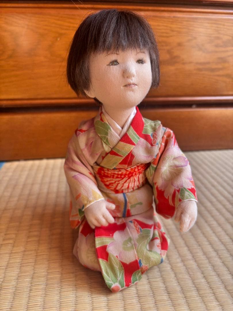 着物を着た人形（赤い花柄）　与勇輝