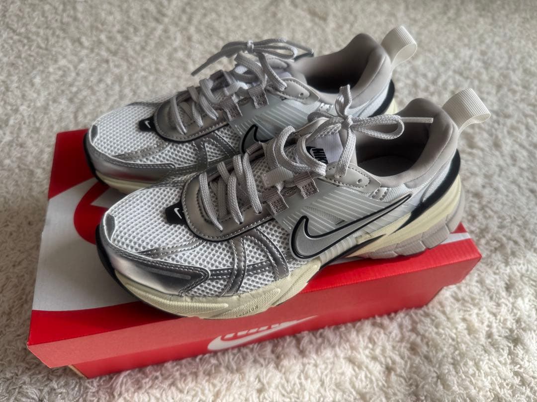 靴 NIKE W V2K RUN 24cm