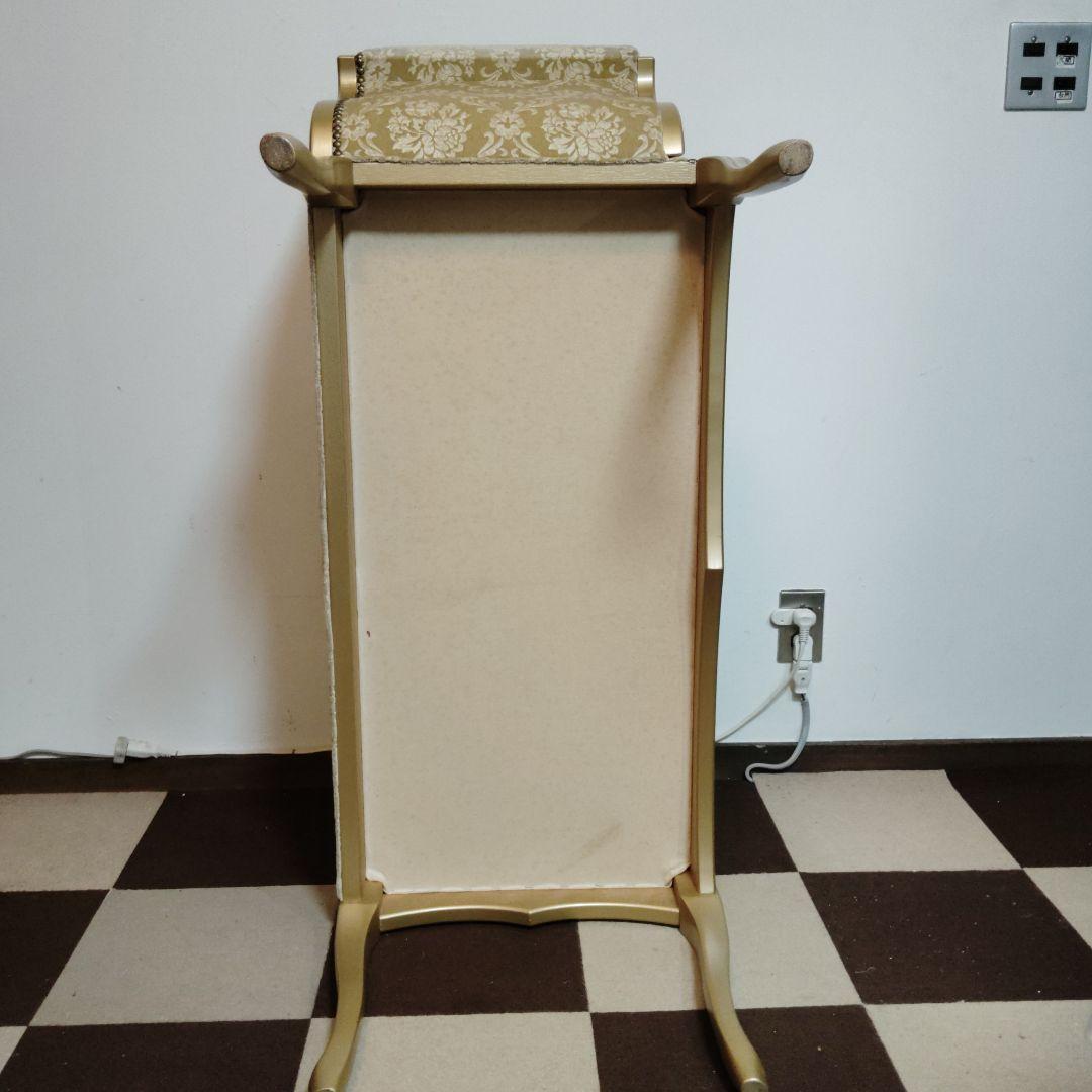 クラシック花柄クリーム色ソファ