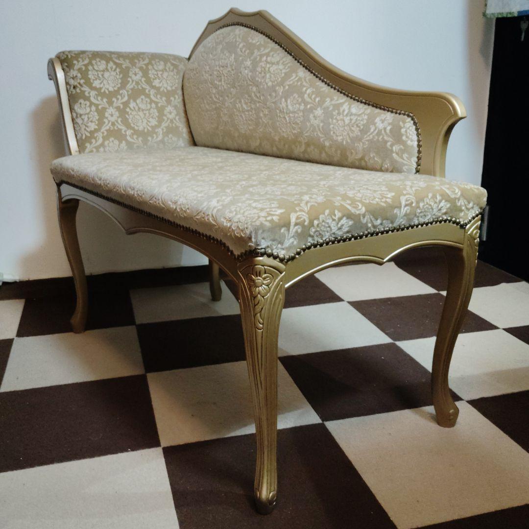 クラシック花柄クリーム色ソファ