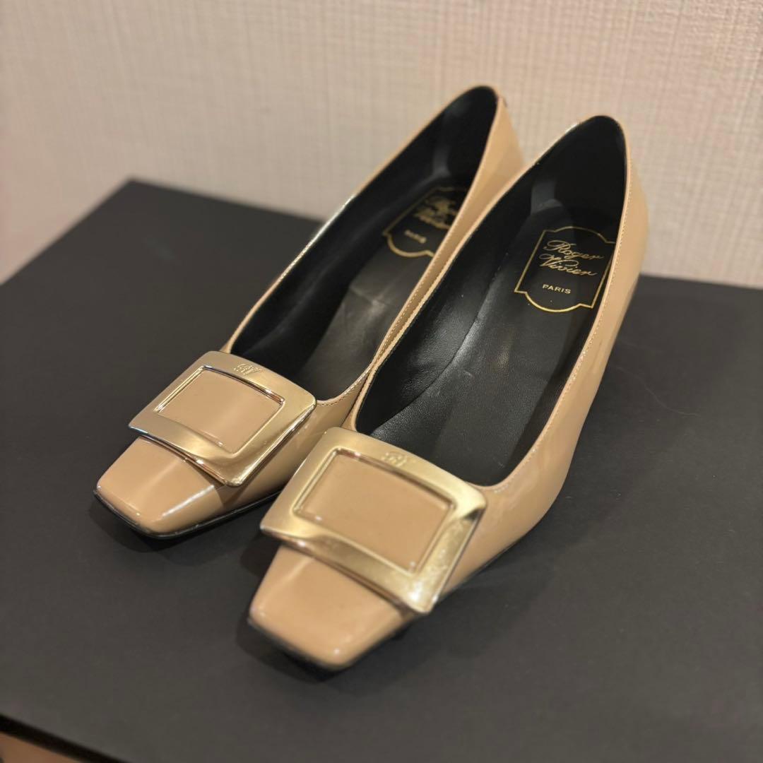Roger Vivier グレージュ バックル付きパンプス
