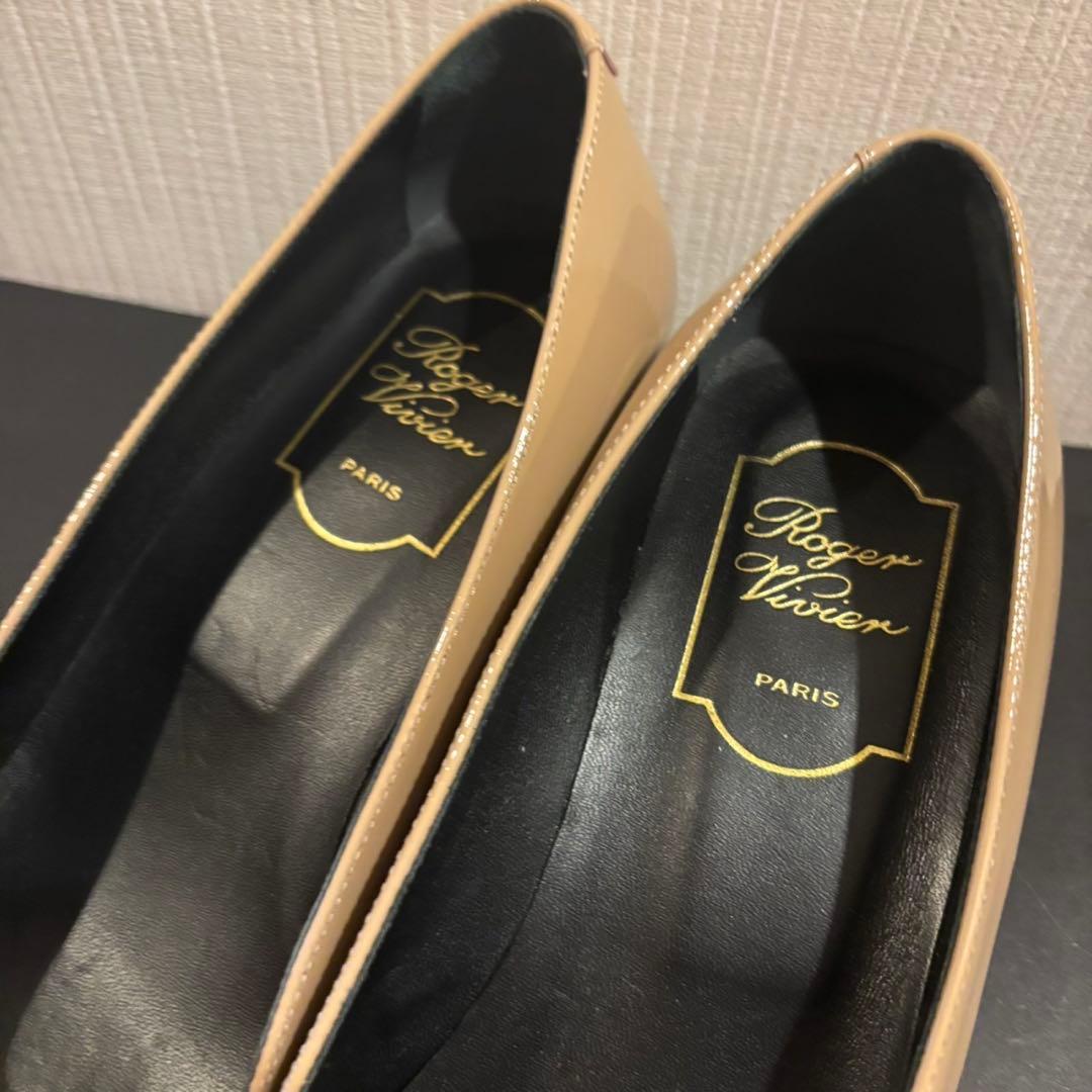 Roger Vivier グレージュ バックル付きパンプス