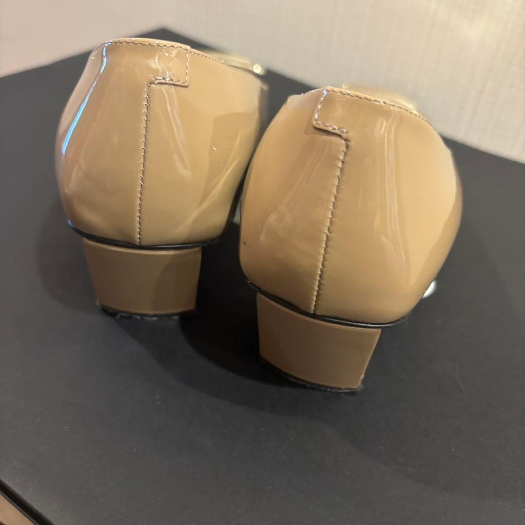 Roger Vivier グレージュ バックル付きパンプス
