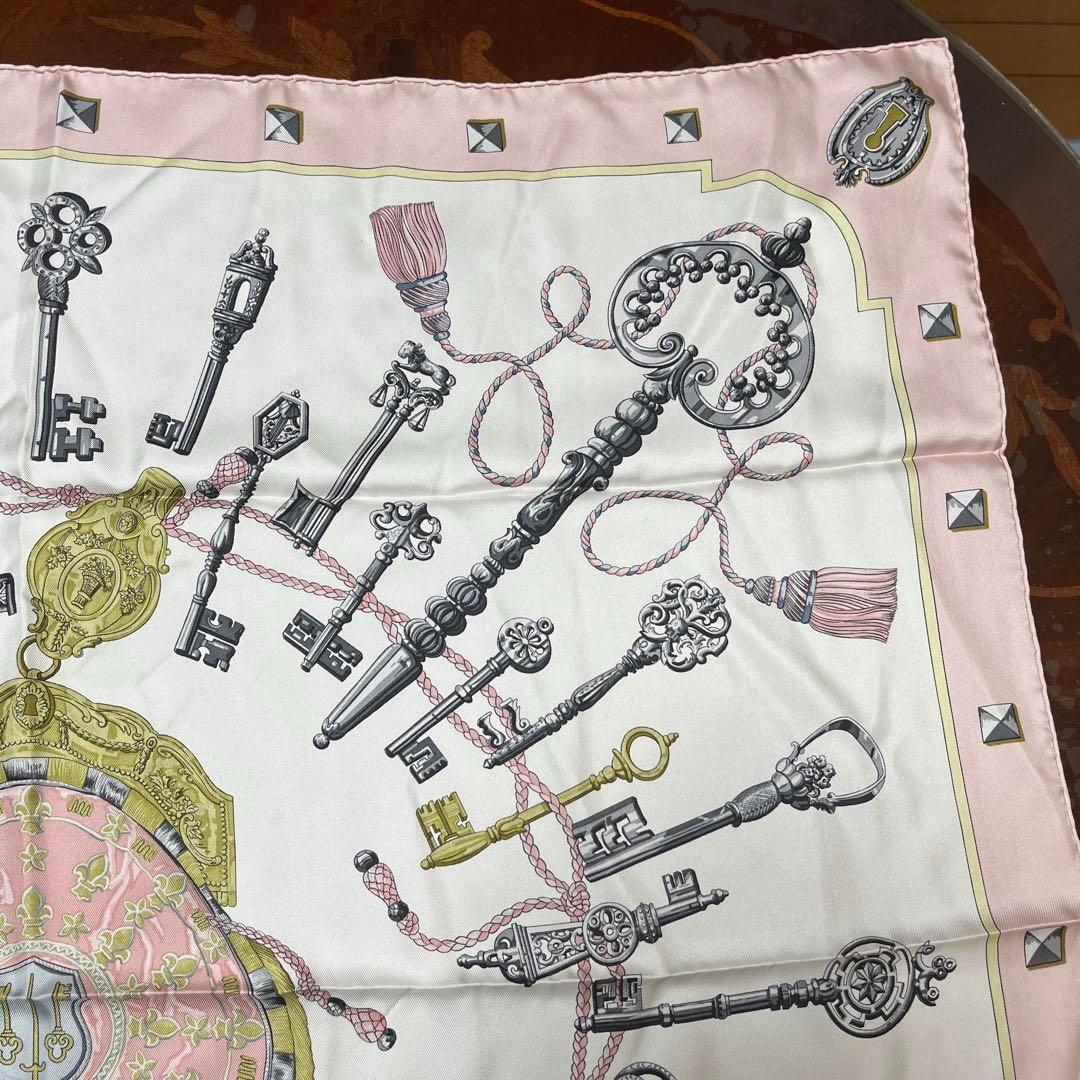✨極美品✨HERMES カレ90 シルクスカーフ 鍵柄 ピンク系　正規品