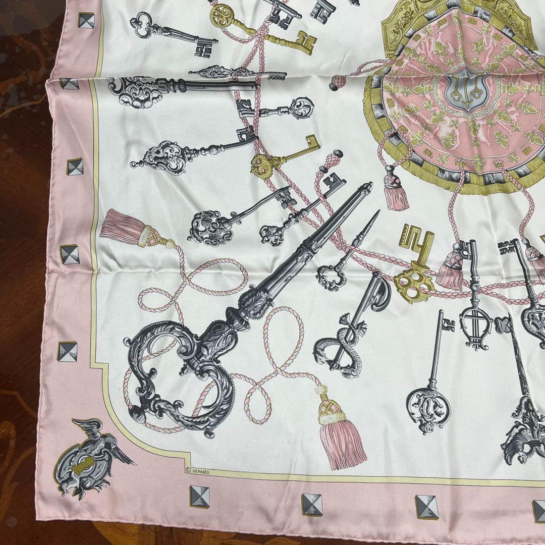 ✨極美品✨HERMES カレ90 シルクスカーフ 鍵柄 ピンク系　正規品