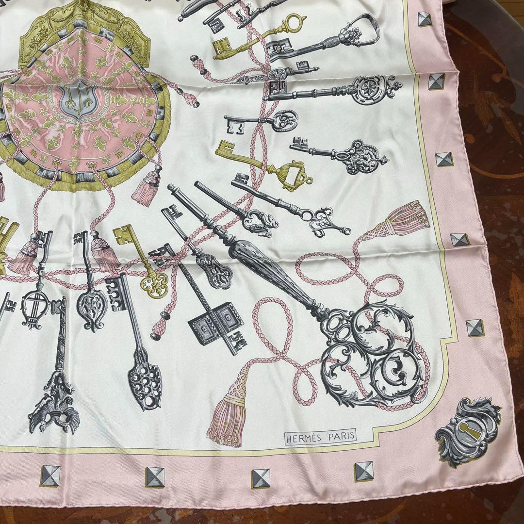✨極美品✨HERMES カレ90 シルクスカーフ 鍵柄 ピンク系　正規品