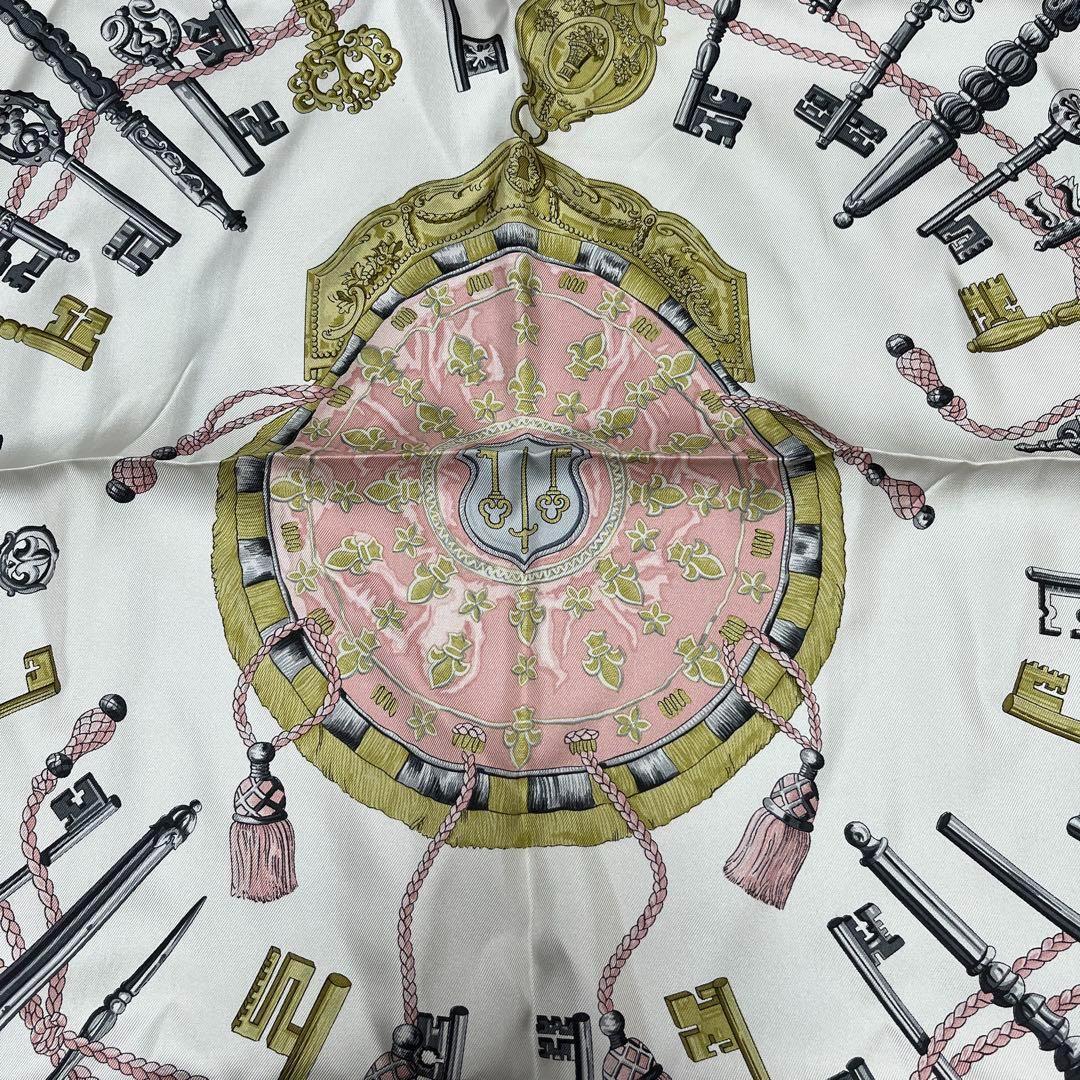 ✨極美品✨HERMES カレ90 シルクスカーフ 鍵柄 ピンク系　正規品