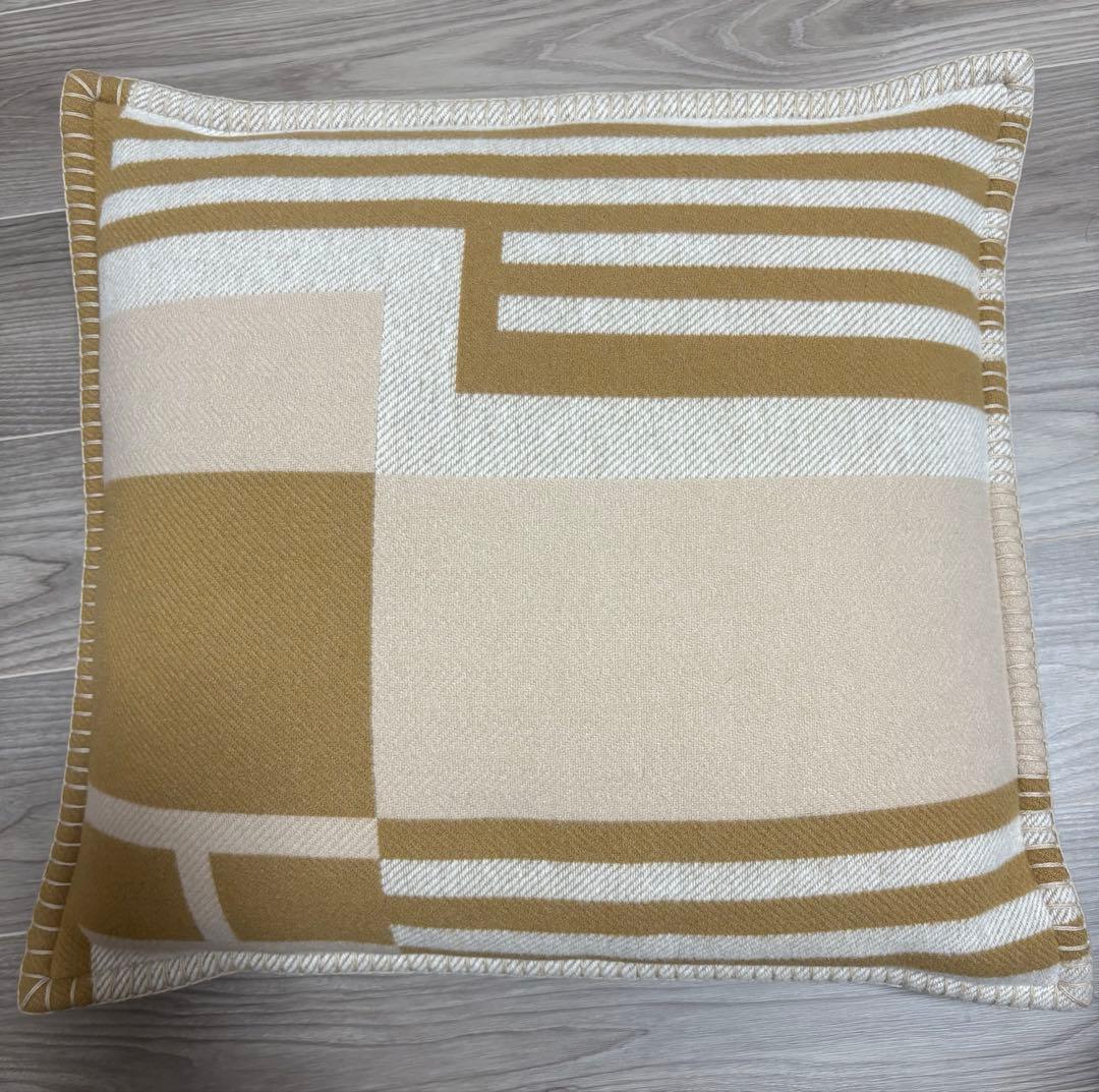 HERMES エルメス　クッション　イターク　キャメル　ベージュ