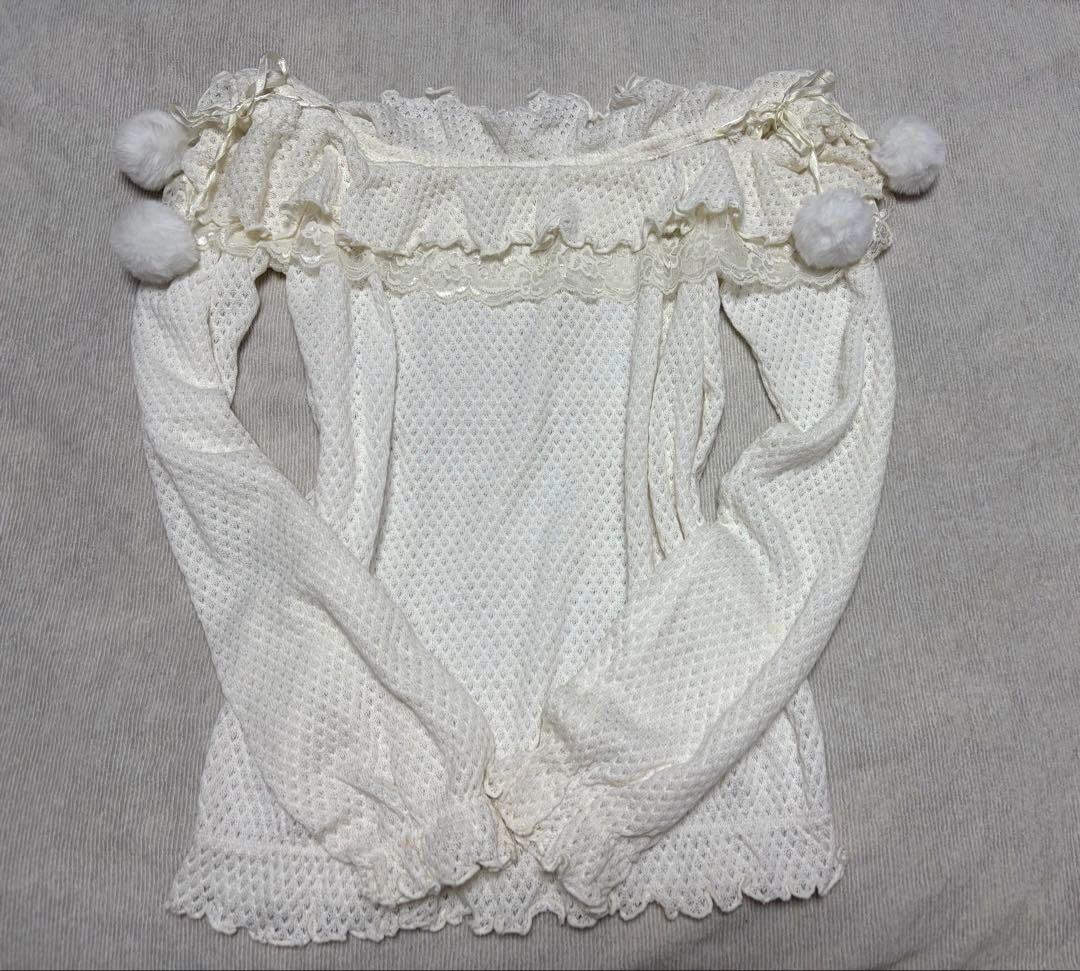 白ポンポン付き　オフショルダーニット　フリルトップス　2wayリズリサ系