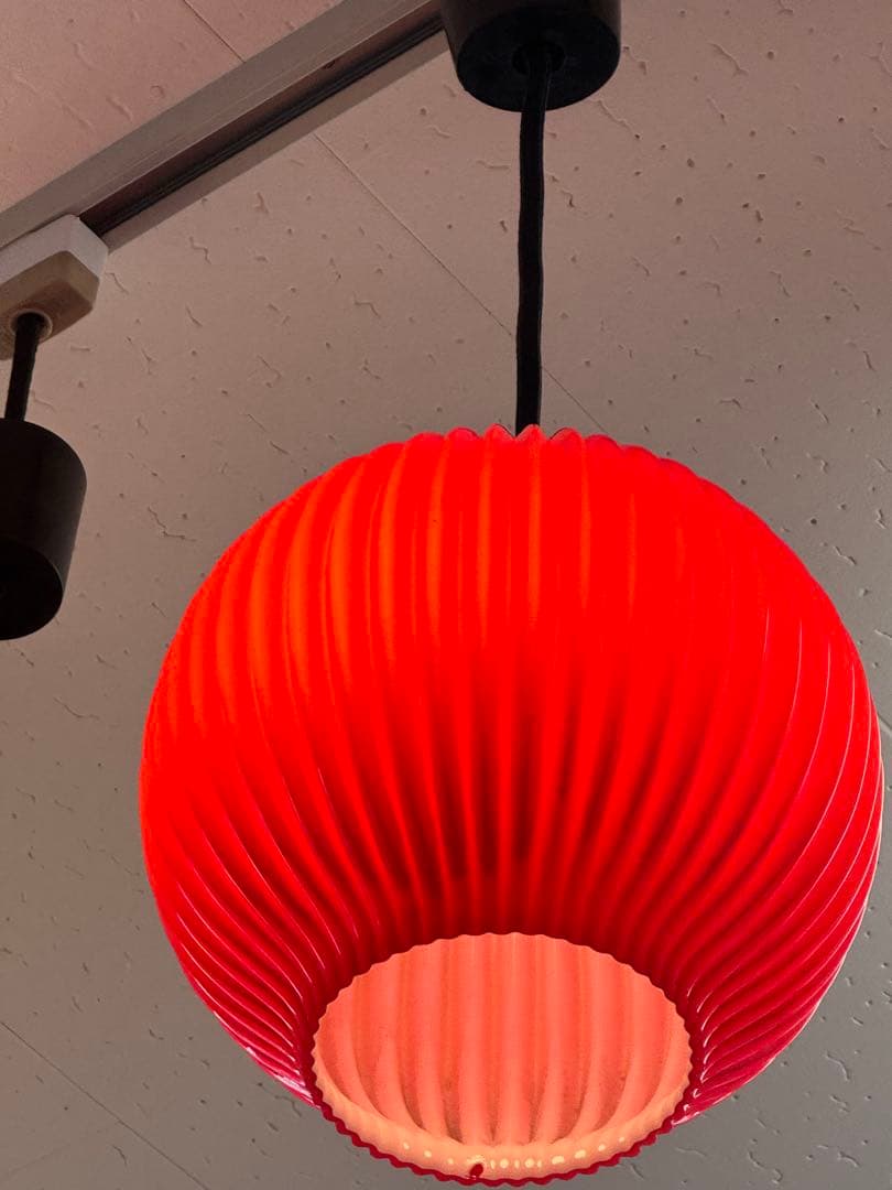 昭和レトロ　赤い球形ペンダントライト ガラス製
