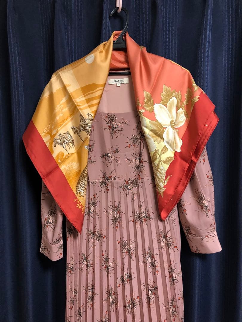 Salvatore Ferragamo シルクスカーフ