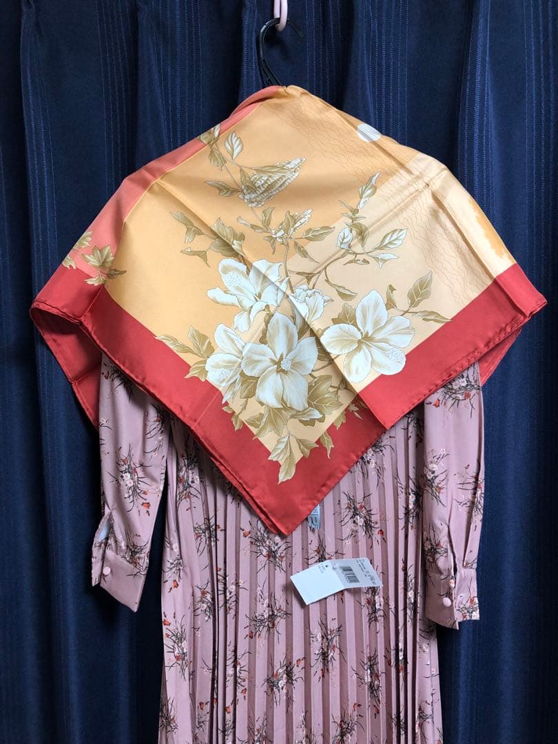 Salvatore Ferragamo シルクスカーフ