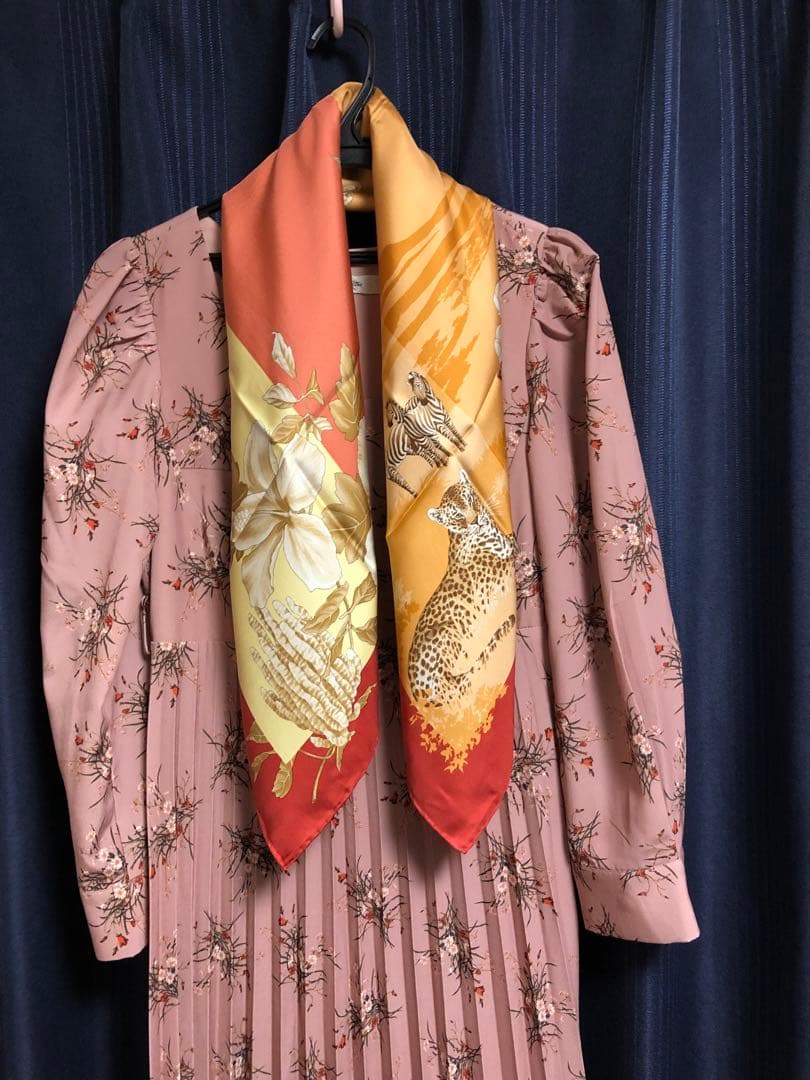 Salvatore Ferragamo シルクスカーフ