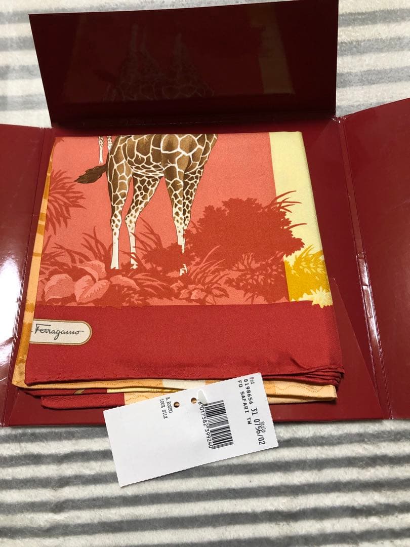 Salvatore Ferragamo シルクスカーフ