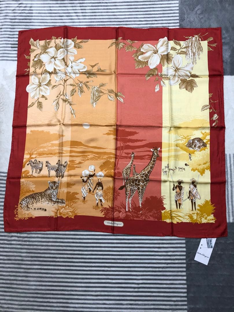 Salvatore Ferragamo シルクスカーフ