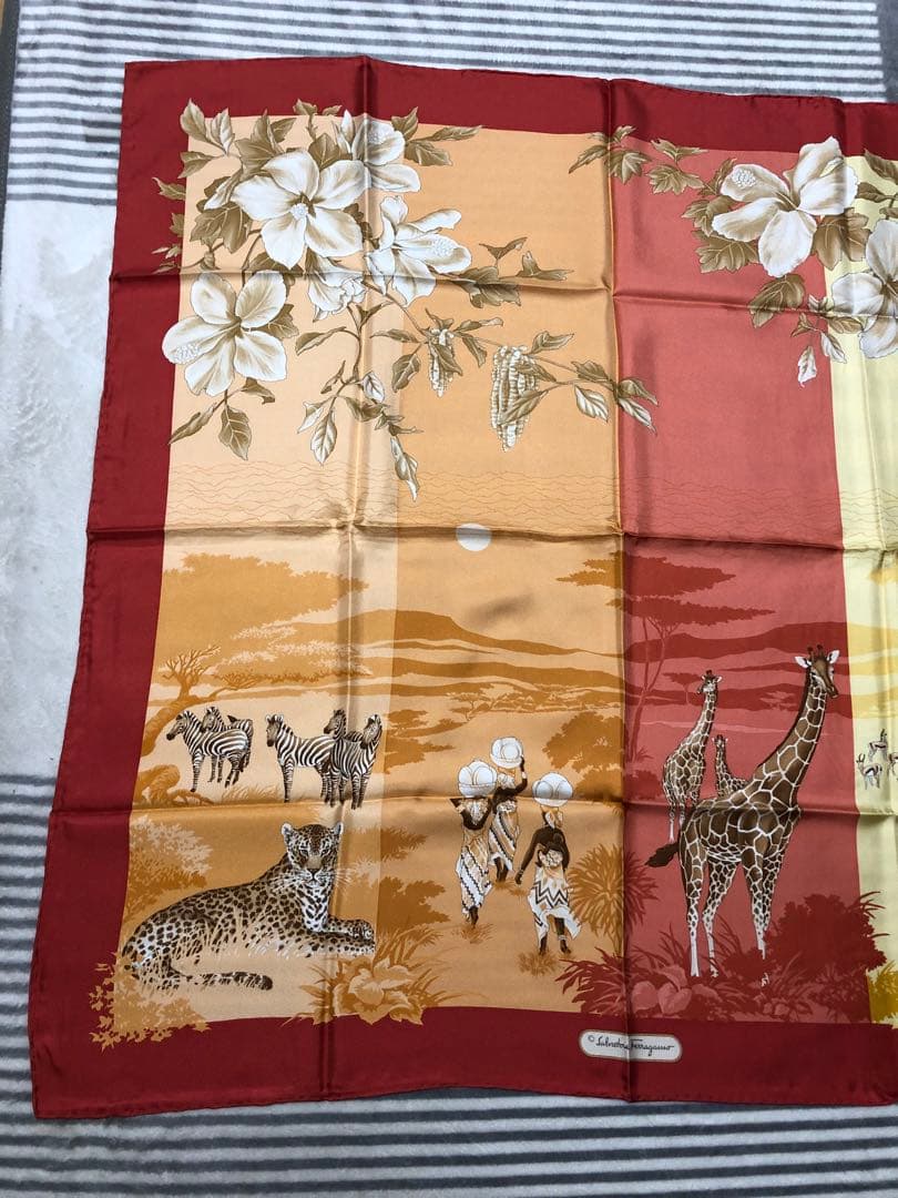 Salvatore Ferragamo シルクスカーフ