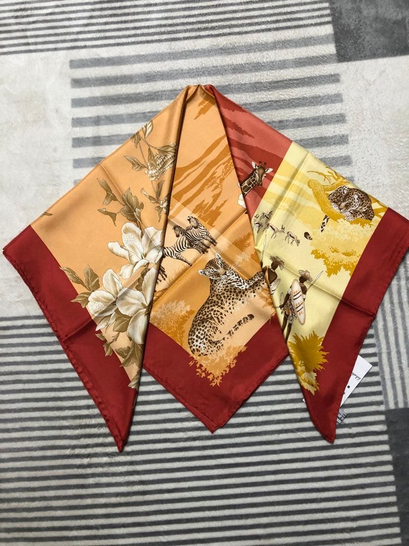 Salvatore Ferragamo シルクスカーフ