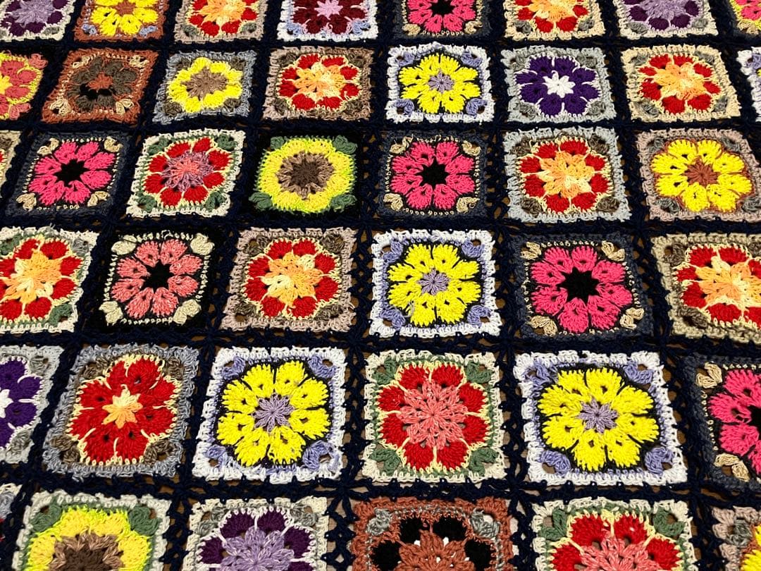 （寄付対象品）ハンドメイド　多色アフリカンフラワー　マルチカバー　ブランケット