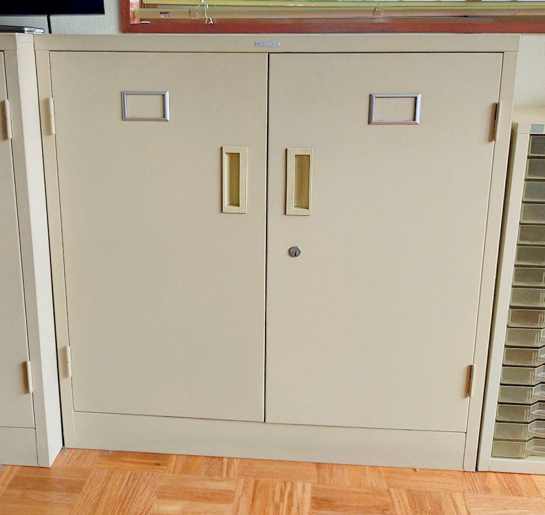 値下ライオン スチール書庫 ベース一体型 両開きキャビネット 中古　2個有り