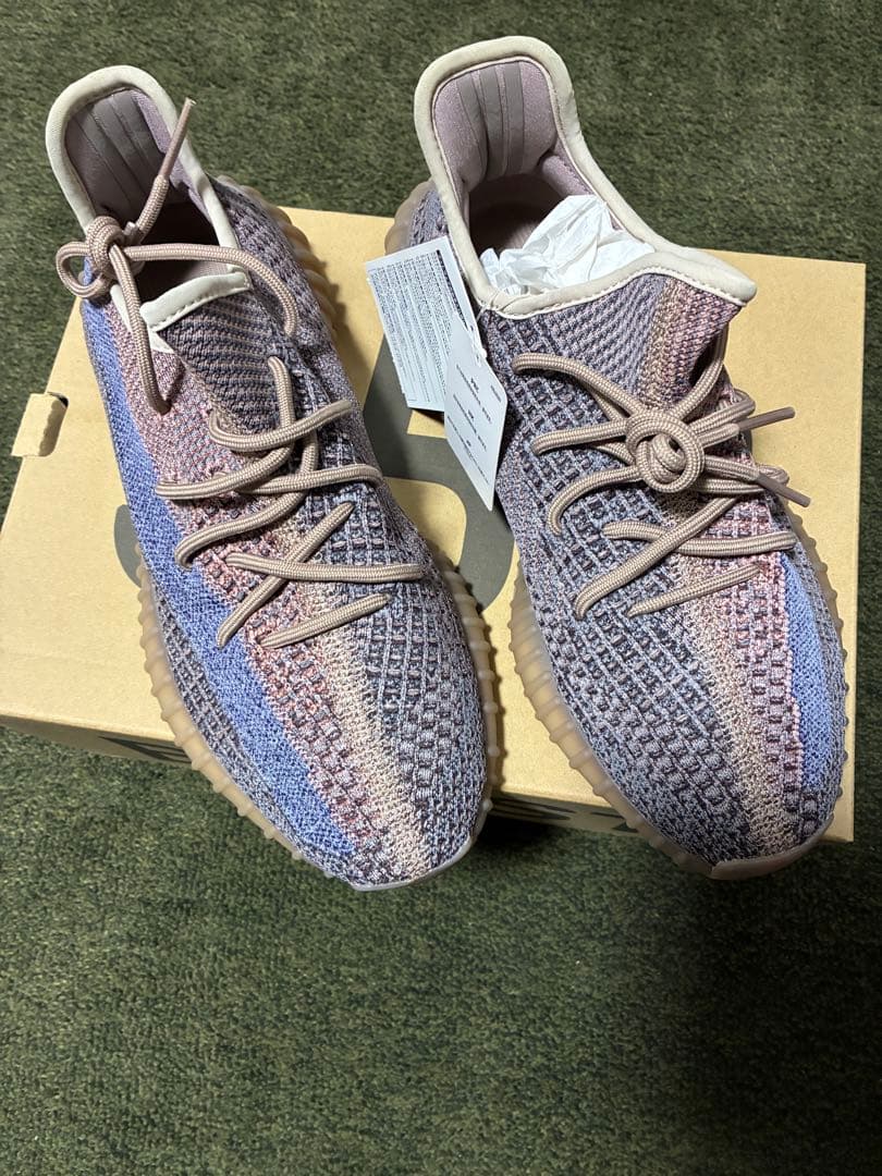 新品未使用　adidas YEEZY 350 V2 fade