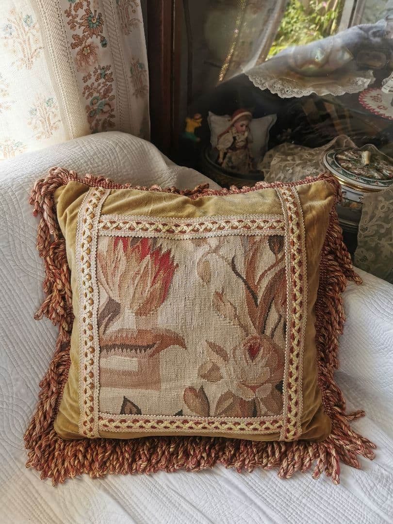 アンティーク 薔薇とチューリップ オービュッソン織クッションカバー美しいフリンジ