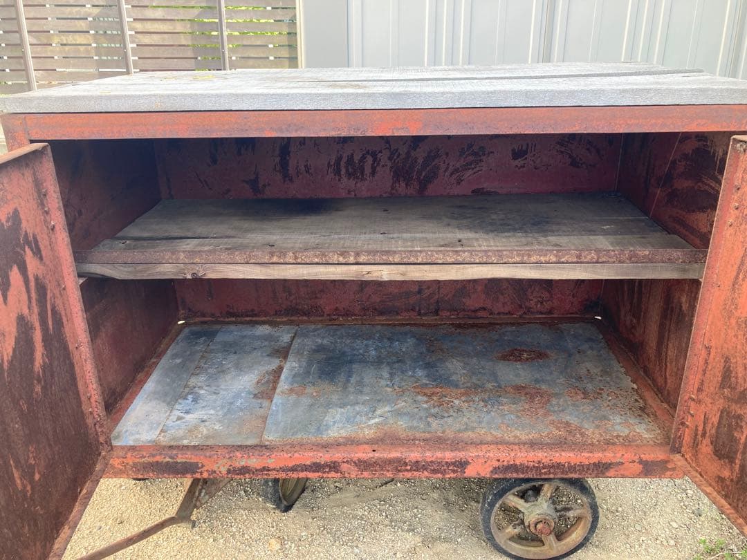 （直接引取限定）鉄製　観音扉収納庫　天板木製　ハンドリフトもどき付き