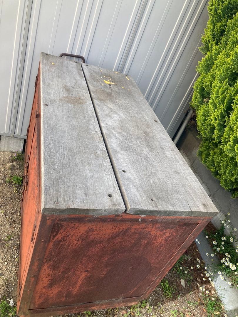 （直接引取限定）鉄製　観音扉収納庫　天板木製　ハンドリフトもどき付き