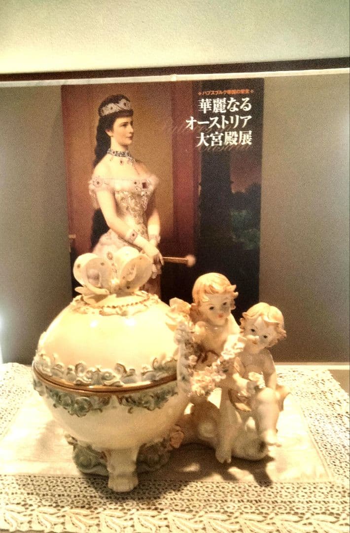 天使のオブジェと華麗なるオーストラリア大宮殿展